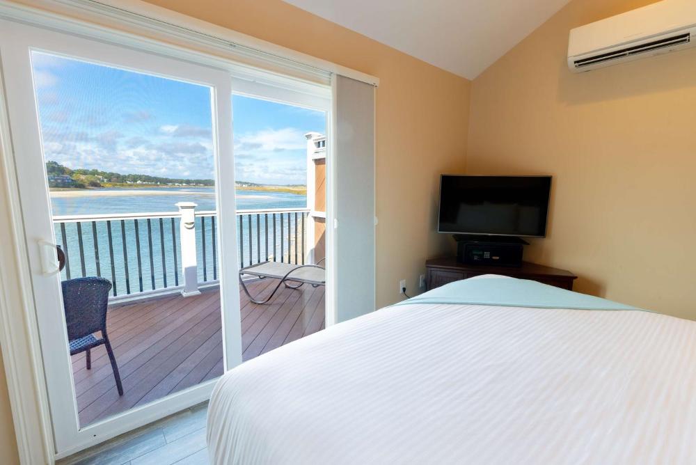 Tidal King Suite interior